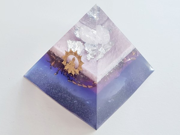 Orgonite pyramide quartz rose violette bouddha